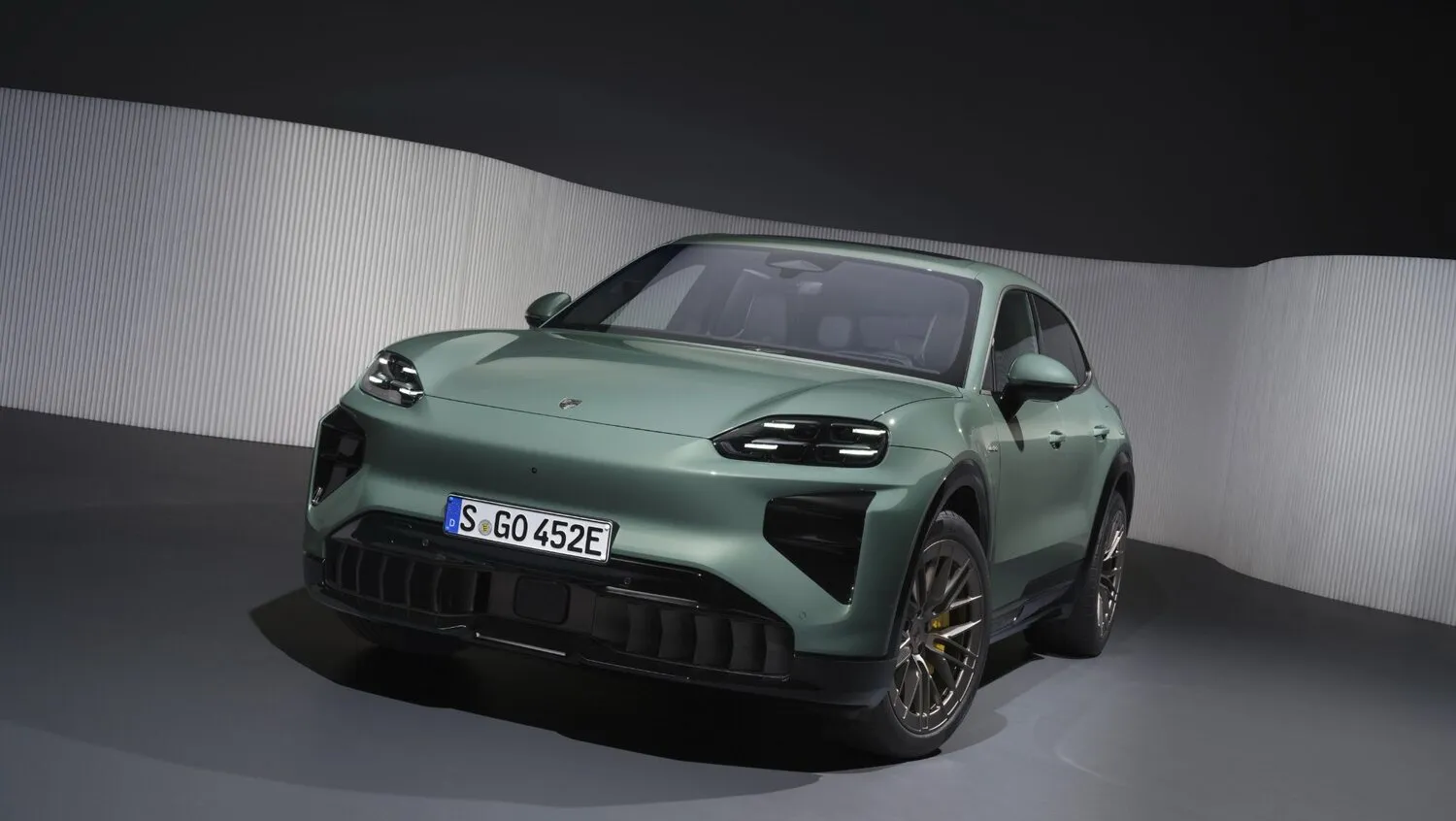 Stock — Porsche Cayenne Turbo — stock vs redesign